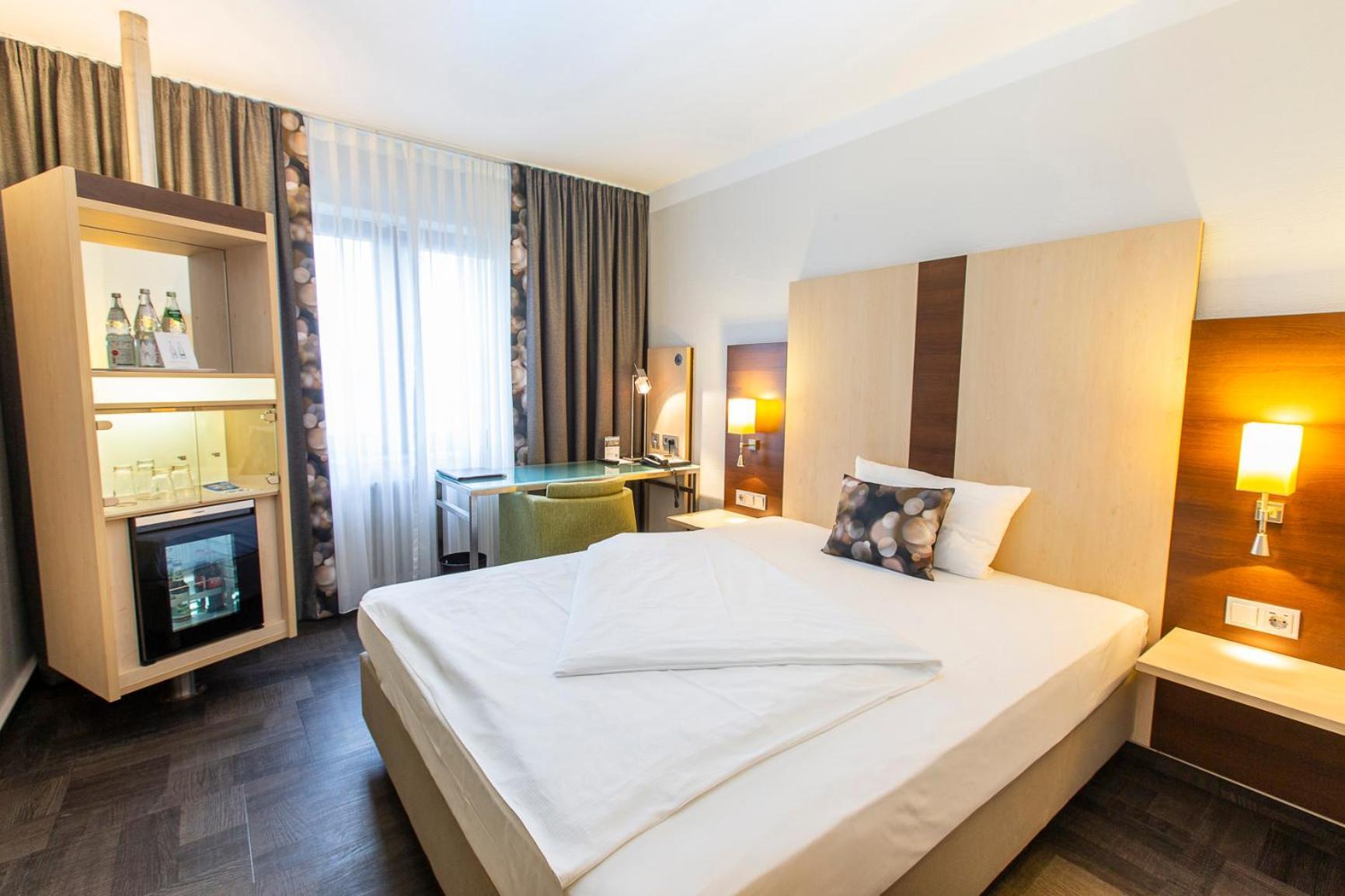 Hotel Scheffelhoehe Bruchsal Bagian luar foto