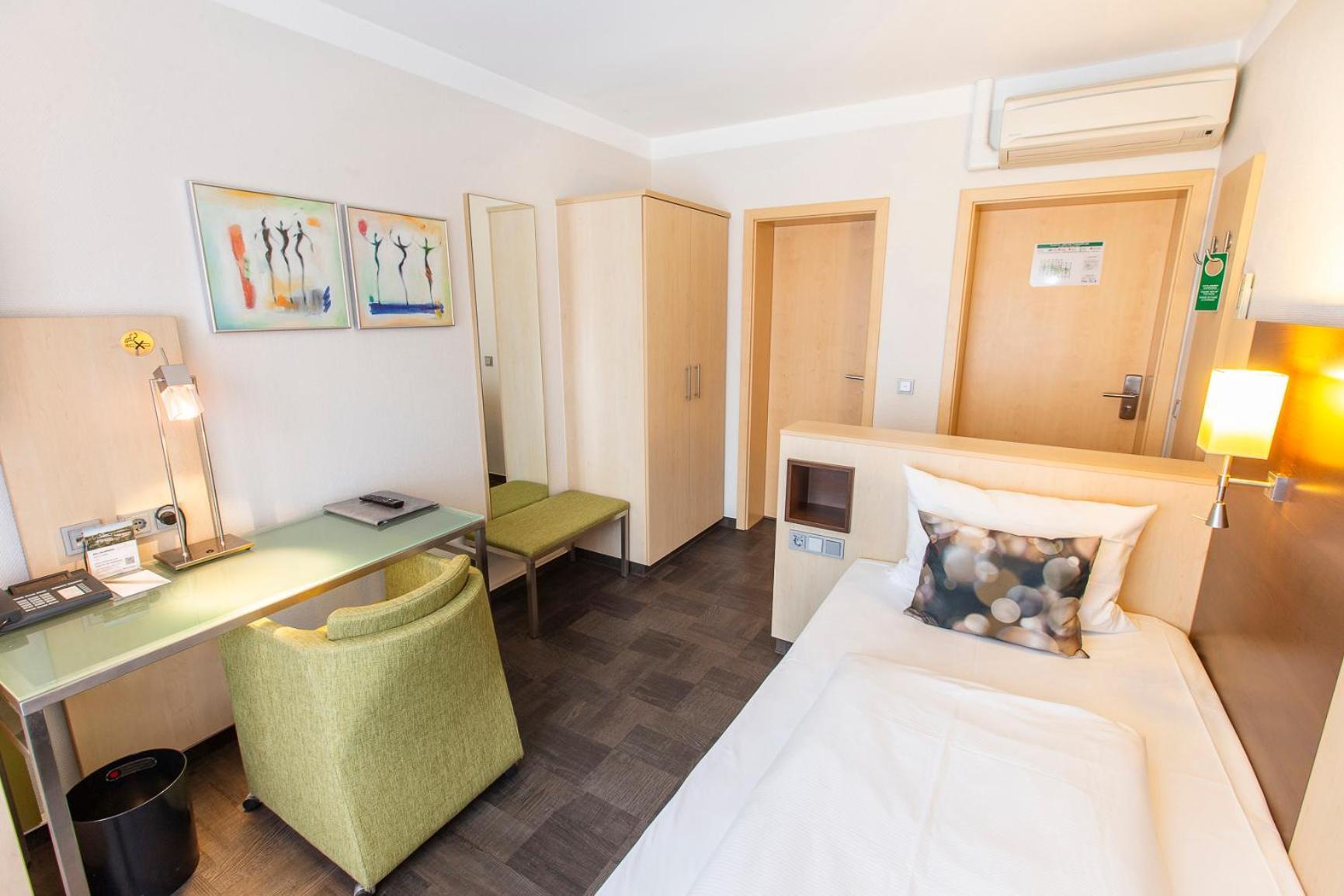 Hotel Scheffelhoehe Bruchsal Bagian luar foto