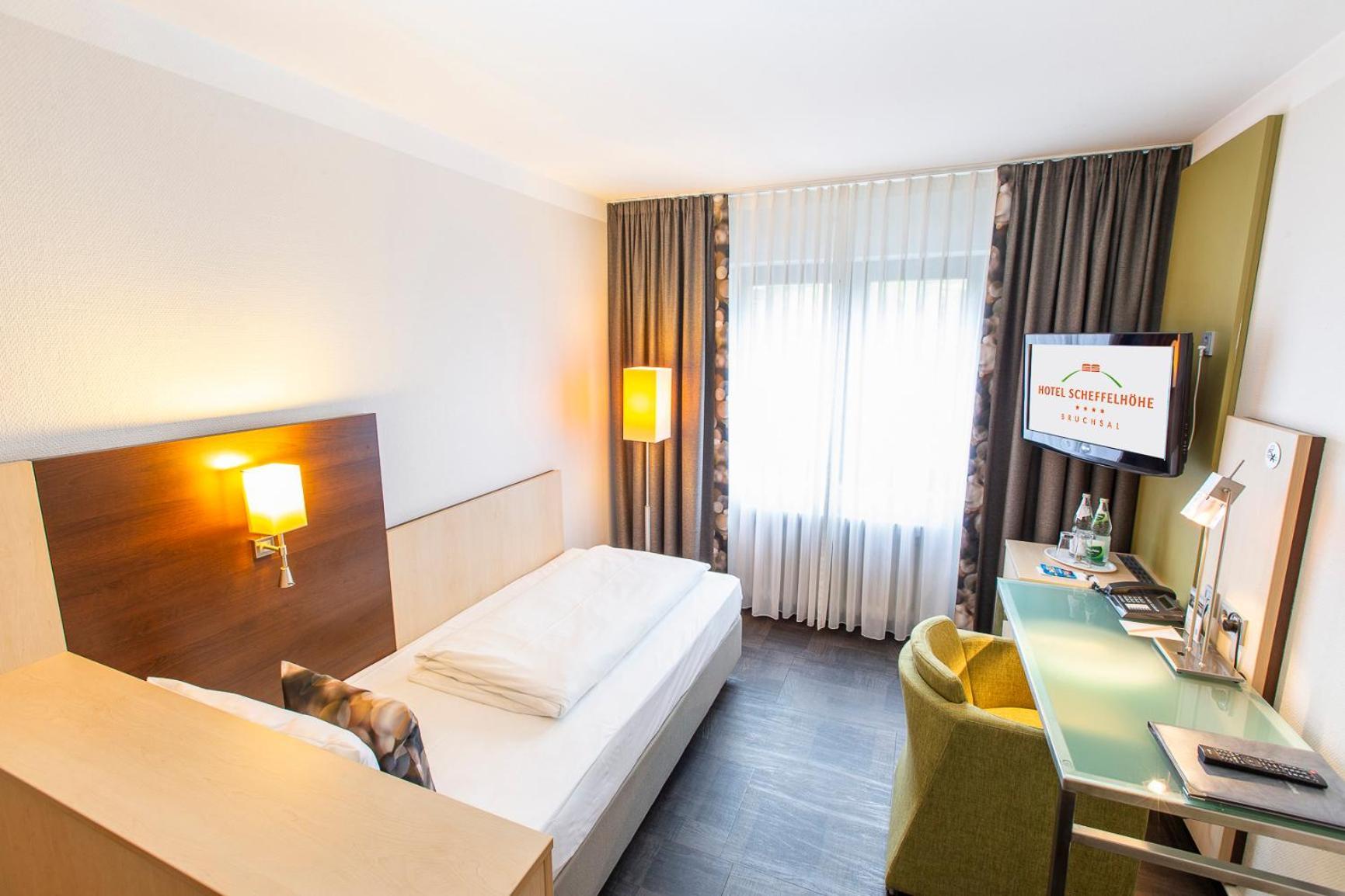 Hotel Scheffelhoehe Bruchsal Bagian luar foto