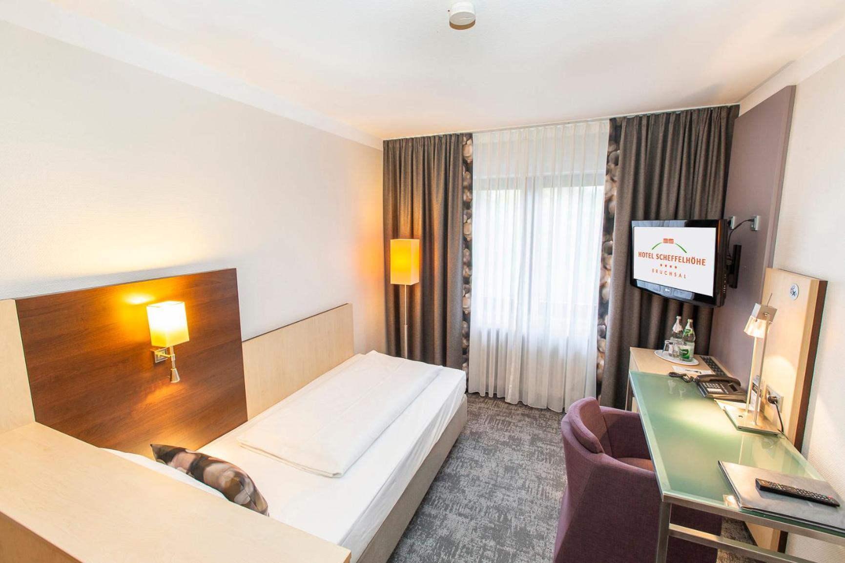 Hotel Scheffelhoehe Bruchsal Bagian luar foto