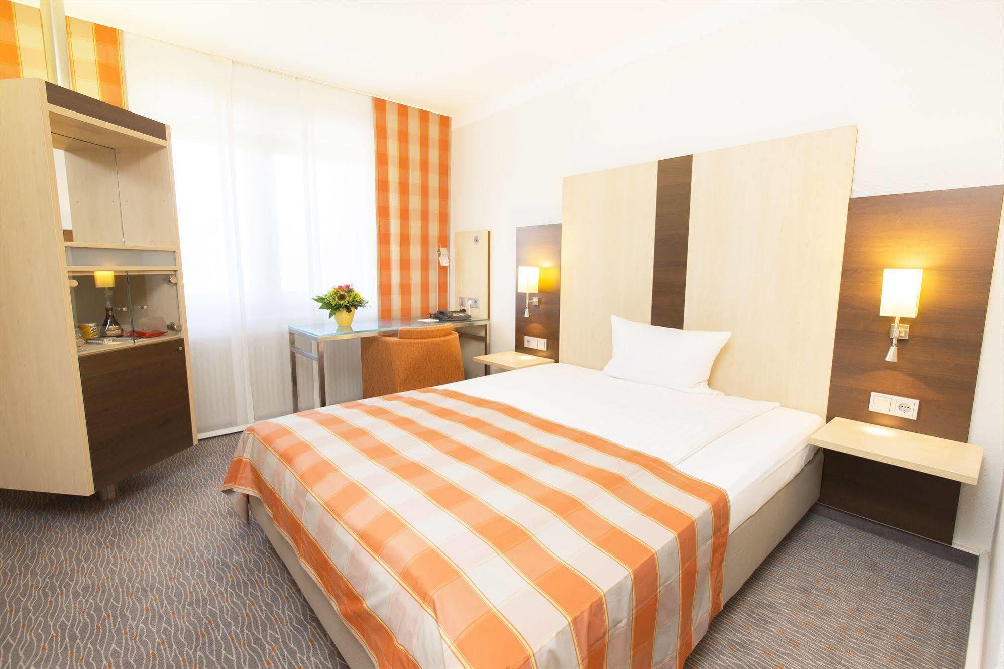 Hotel Scheffelhoehe Bruchsal Bagian luar foto
