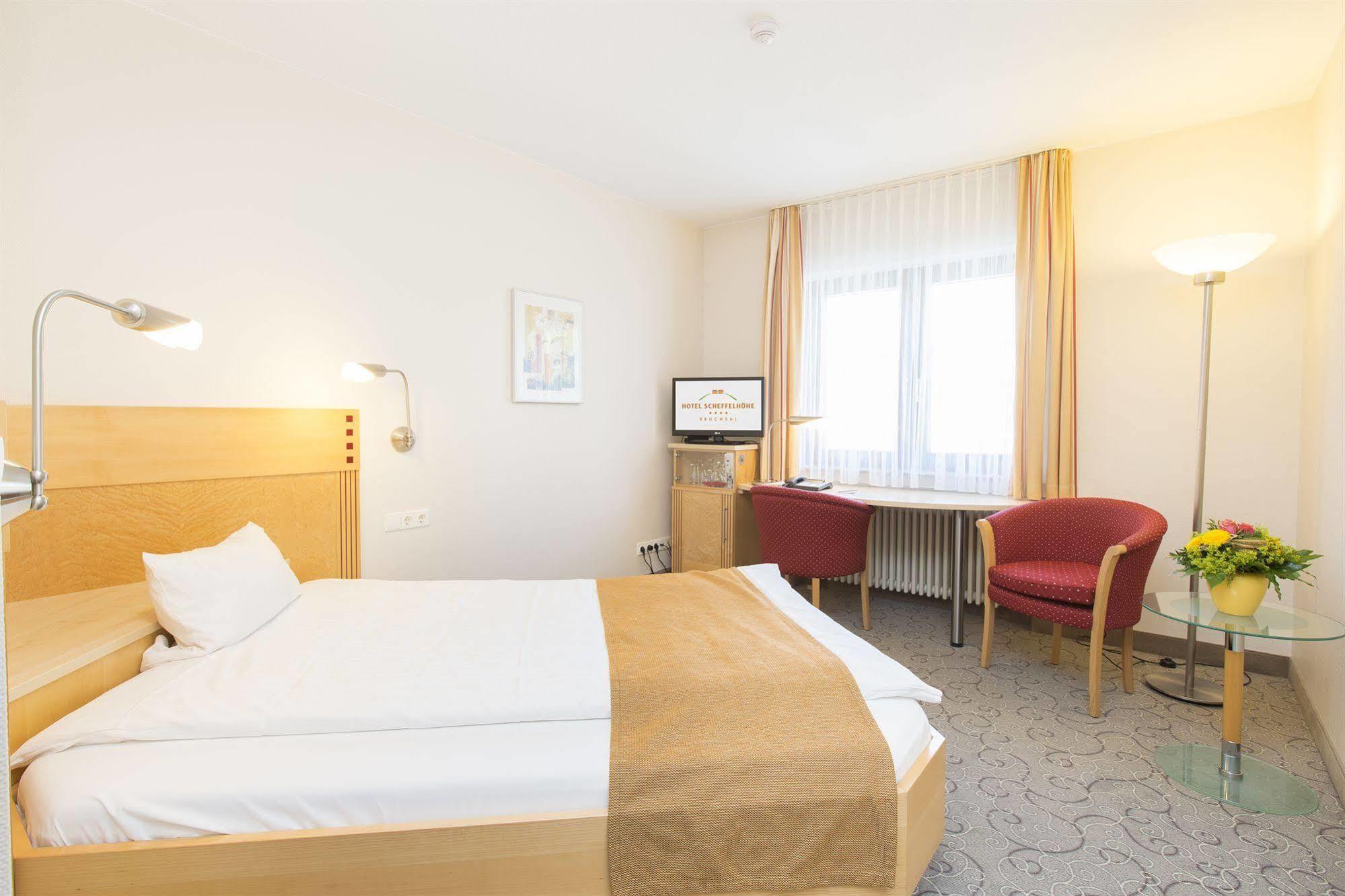 Hotel Scheffelhoehe Bruchsal Bagian luar foto